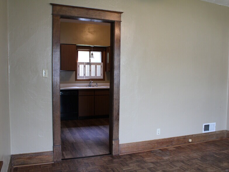 Building Photo - 107 E 11th St
