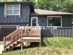 Building Photo - Beautiful Spacious Duplex in Paola-Availab...