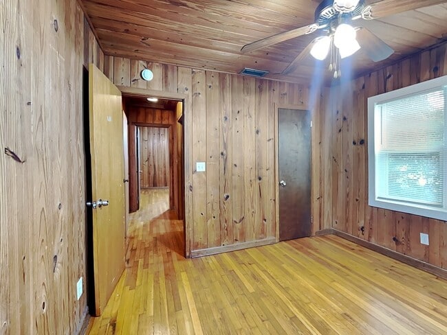 Building Photo - 1740 N Shore Terrace