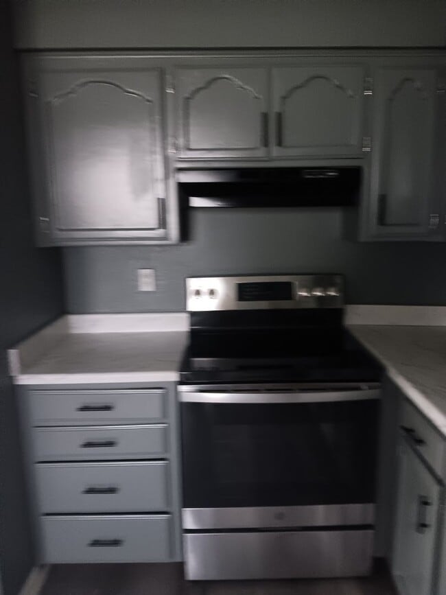 Building Photo - Spacious 3-bedroom, 1.5-bath townhome available