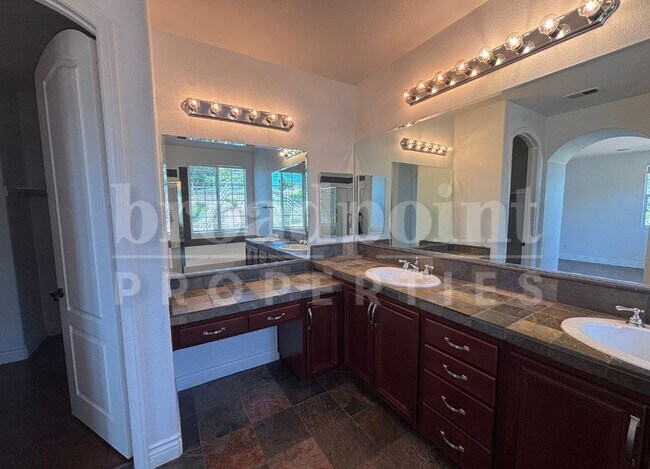 Building Photo - 637 Oak Glade Dr