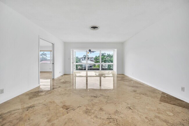 Building Photo - 2400 NE 36th St