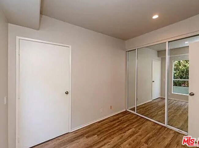 Building Photo - 1242 9th Ct