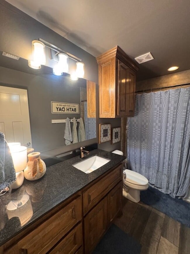 Building Photo - WOW! This home has it all, 3 full bathrooms, 5 true bedrooms AND a bonus room. great outdoor spac...