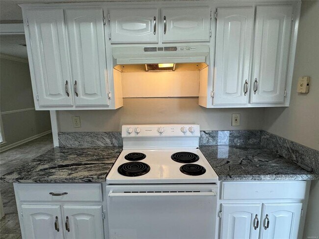 Building Photo - 2233 W Aberdeen Dr