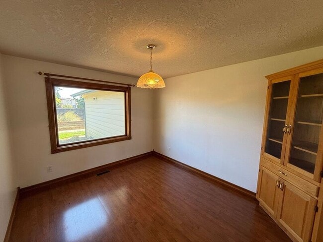 Building Photo - 460 SE Conifer Pl