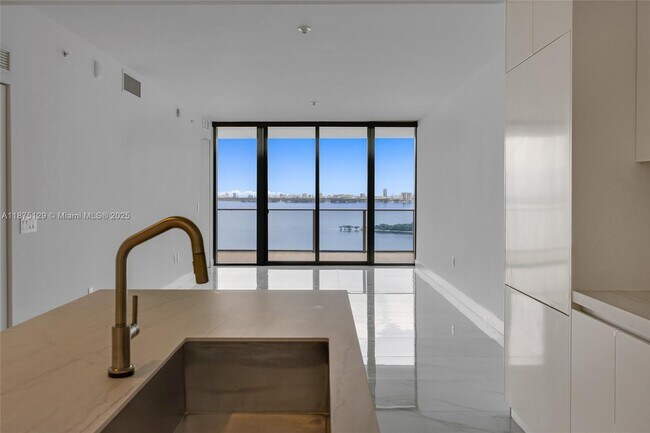 Building Photo - 700 NE 24th St