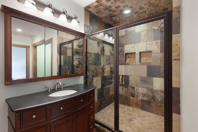 Building Photo - Spacious 6bd/3ba in Grant Park w/ Large Fenced in Backyard & Steps From the Park!