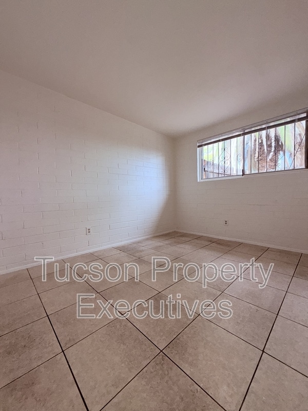 Building Photo - 4235 E Lee St
