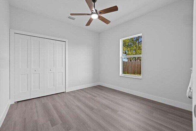 Building Photo - 419 SW Namoit Pl