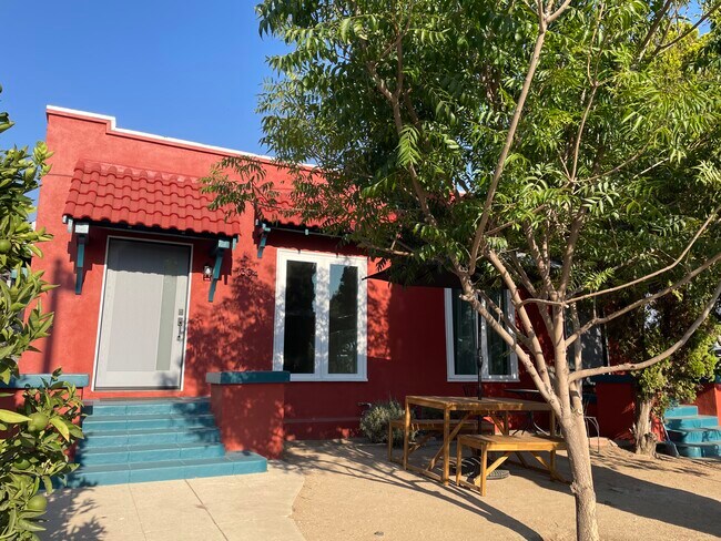 Building Photo - 1302 N Mariposa Ave
