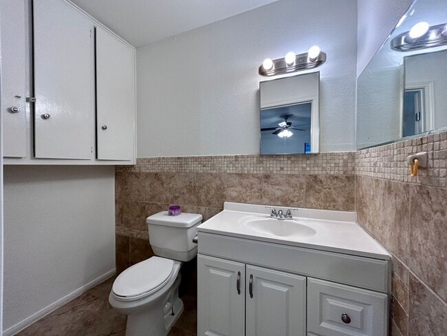 Building Photo - 6200 Palm Cir