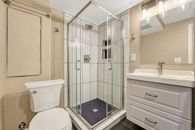 Building Photo - 1 bedroom, 1 bathroom Apartment