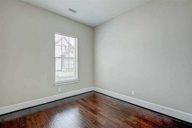 Building Photo - 6711 Saxton Manor St