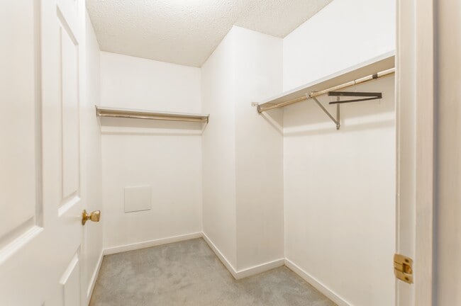 Building Photo - 8 Northbrook Dr