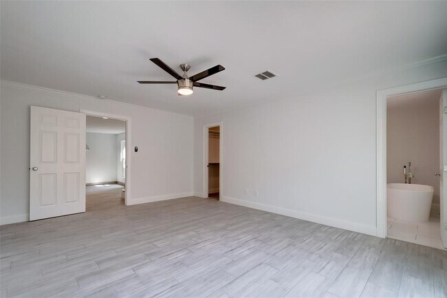 Building Photo - 818 Silvergate Dr