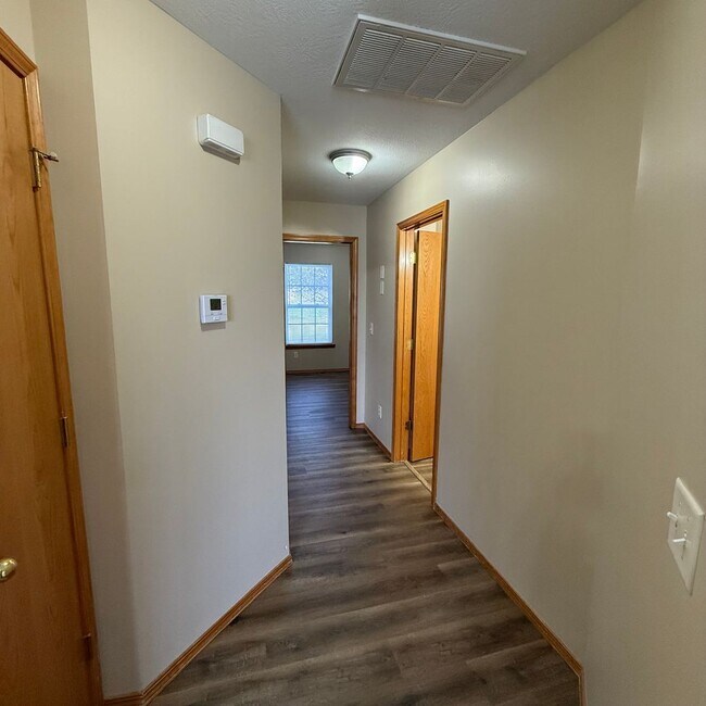 Building Photo - Updated 3 bedroom 2 bathroom home in Clever