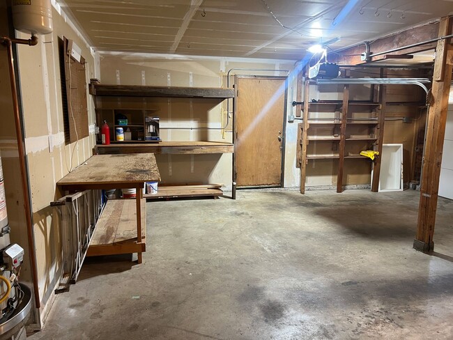 Building Photo - 4bd/2.75ba Bellevue Home