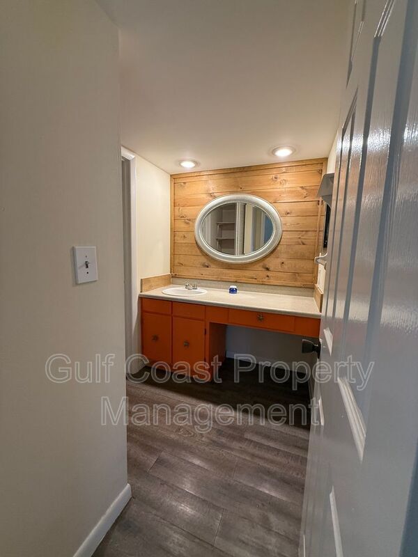Building Photo - 5249 Cedarbend Dr