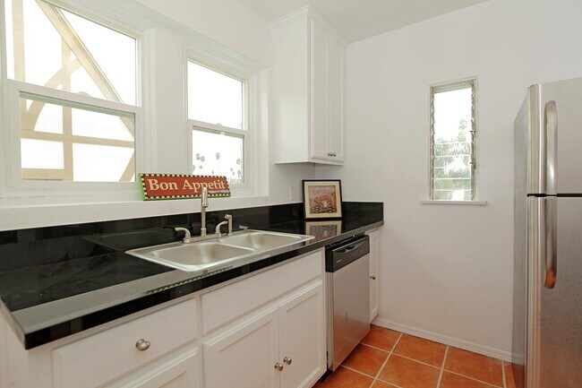 Building Photo - 166 N Edgemont St