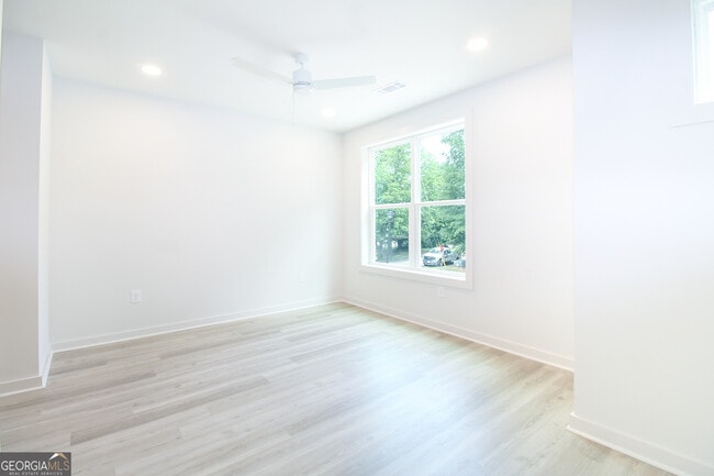 Building Photo - 250 Martha Dr