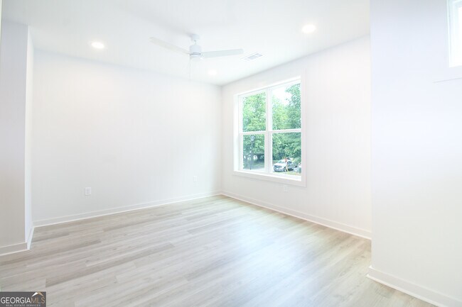Building Photo - 260 Martha Dr