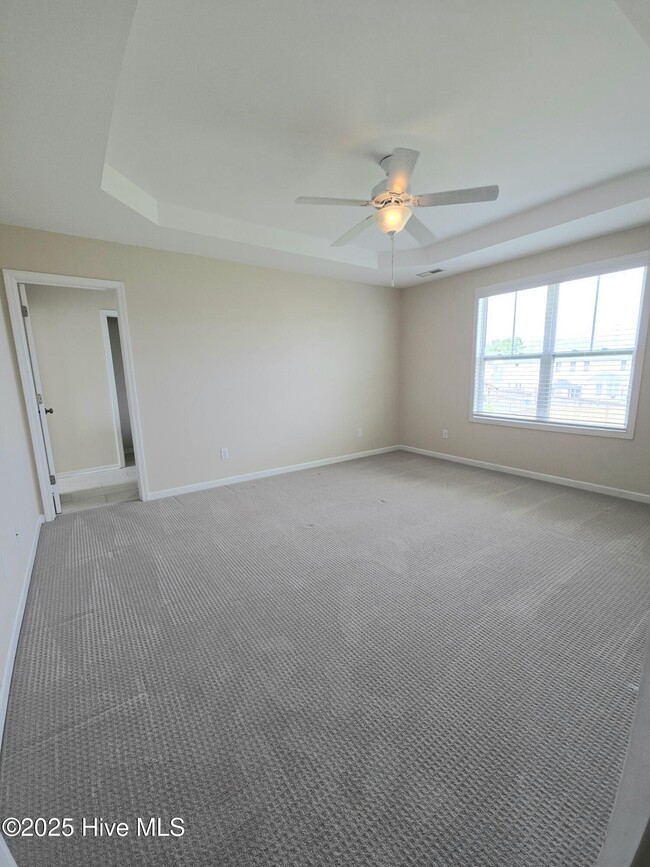 Building Photo - 743 Pine Cone Dr