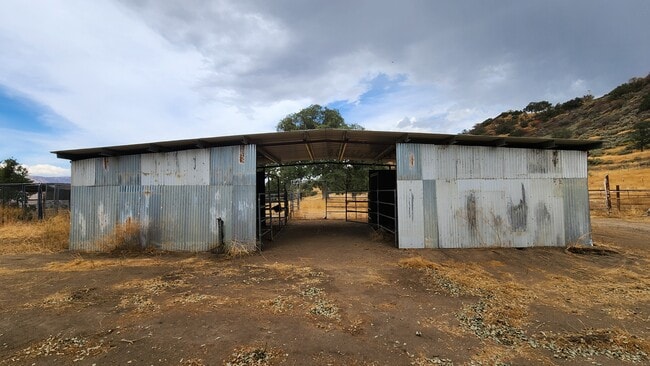 Building Photo - 18400 Pellisier Rd