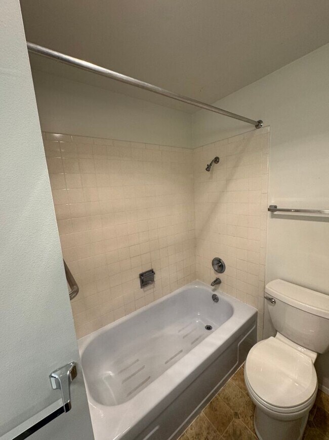 Building Photo - 2Bd/2Ba Seattle Condo
