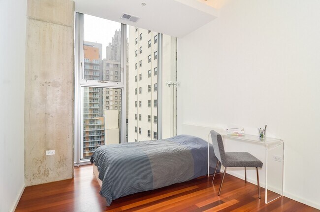 Building Photo - 550 N Saint Clair St