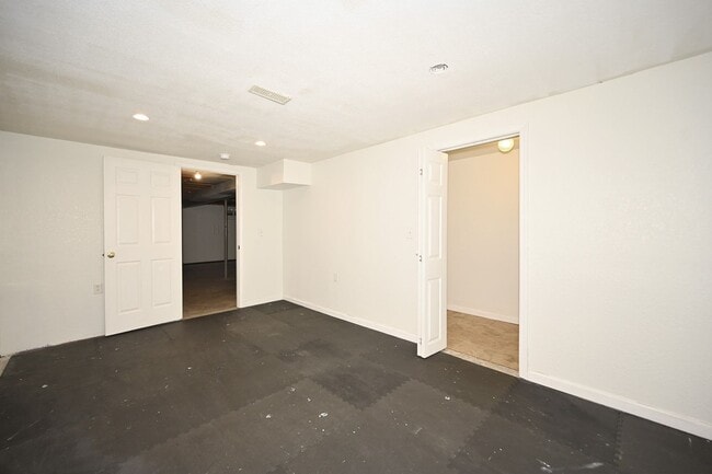 Building Photo - Cute 3-bedroom, 1 bath home with basement!