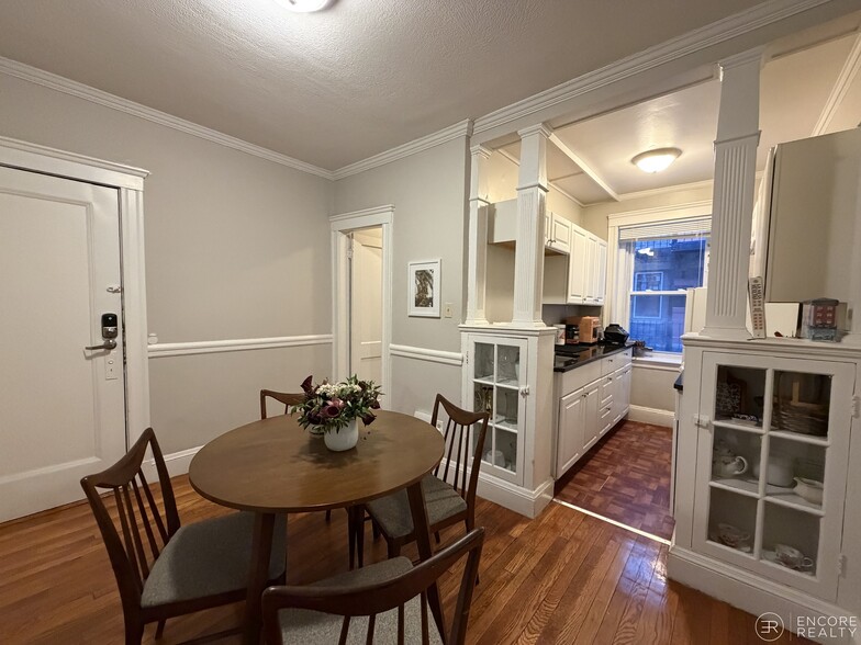 Building Photo - 11 Gray St