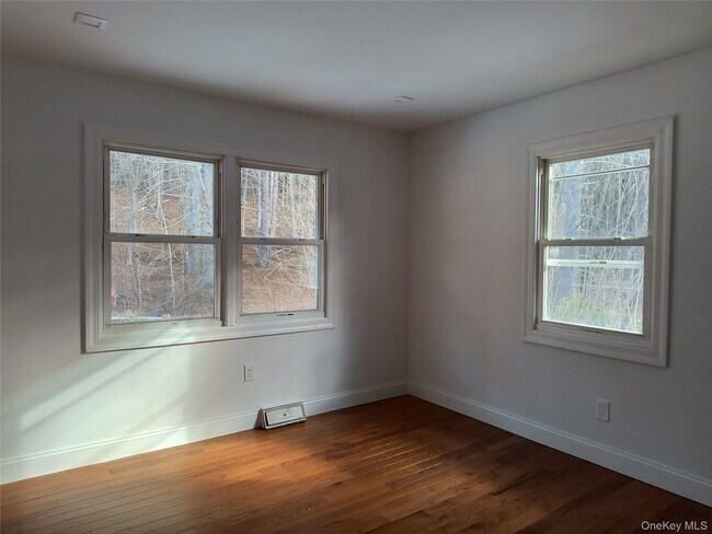 Building Photo - 28 Pine Tree Ln