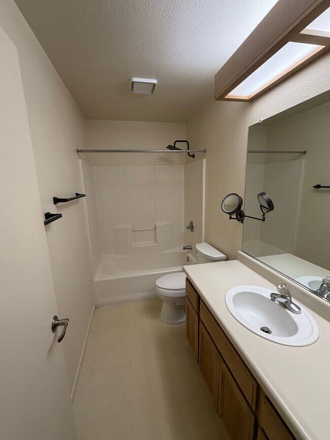 Building Photo - North Davis Charming 2 Bed 1 Bath - Available August 2026