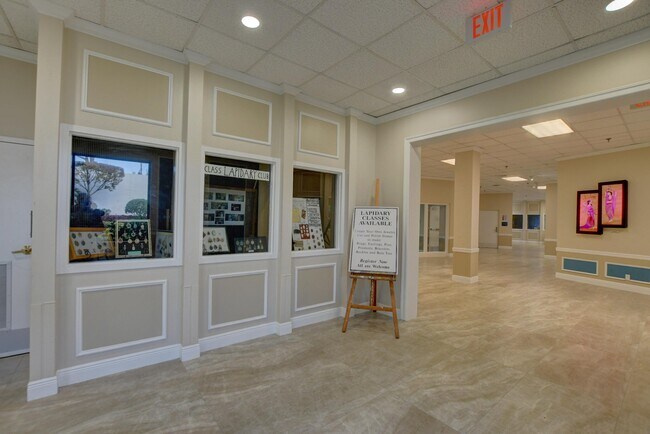 Building Photo - 285 Markham M