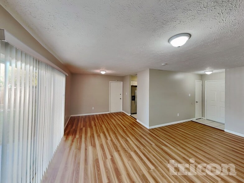 Building Photo - 2704 Mnr Hl Dr