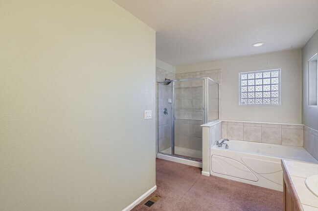 Building Photo - Spacious 3-Bedroom Townhome in Prime Denve...