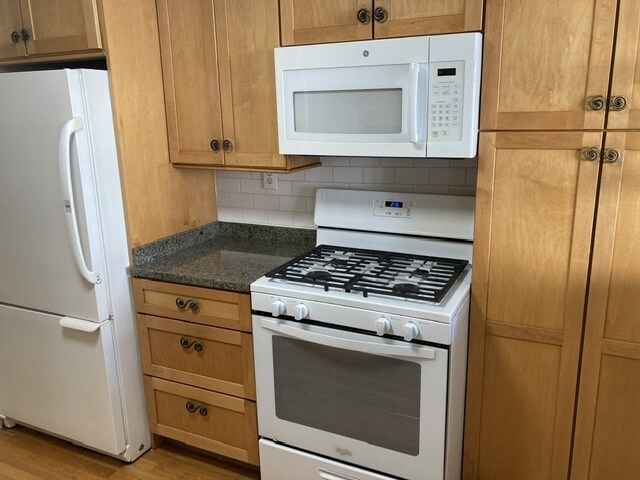 gas stove, microwave and fridge - 1326 Emerald St NE