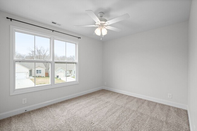 Building Photo - Pet Friendly Three Bedroom!