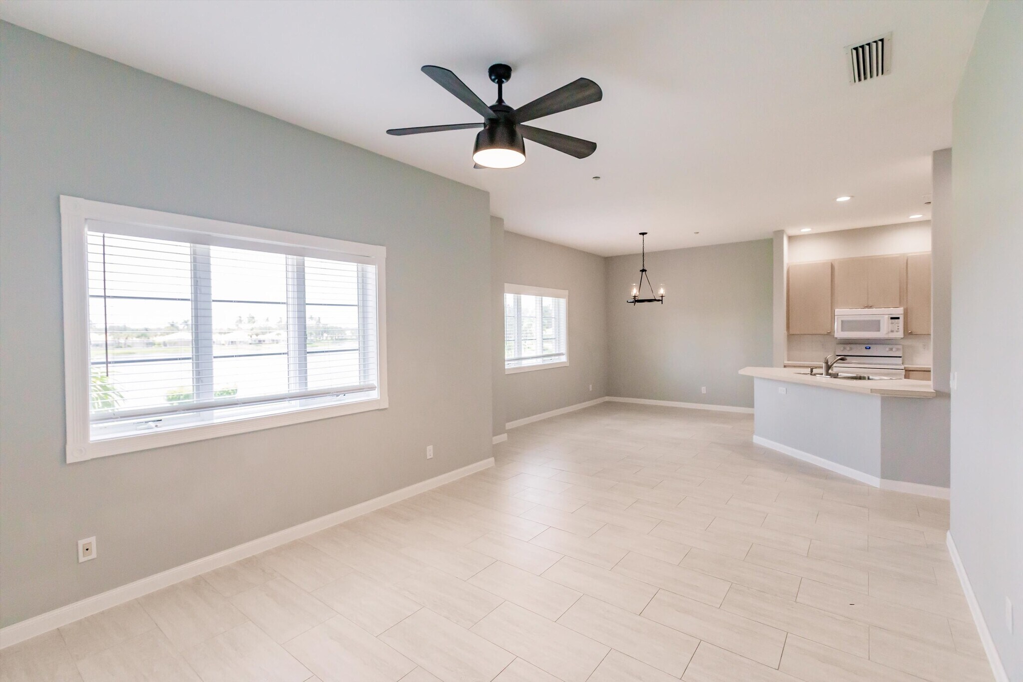 Building Photo - 3200 Village Walk Cir
