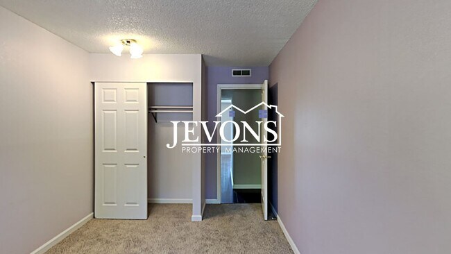 Building Photo - Charming top-floor condo with fully equipp...