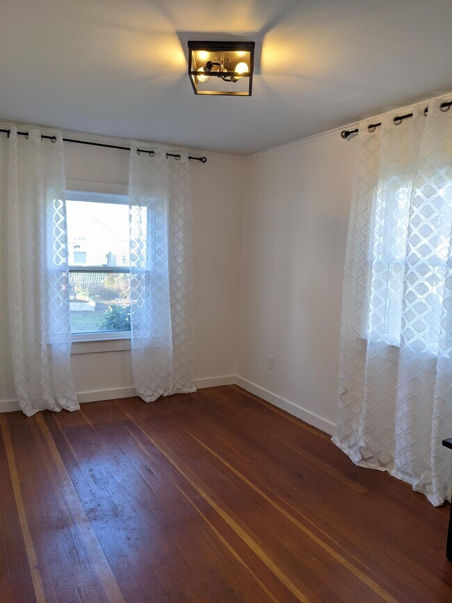 Building Photo - 110 6th St