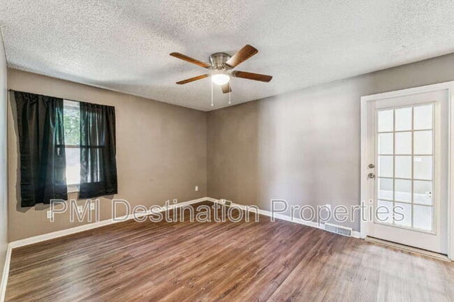 Building Photo - 525 NE Karapat Dr