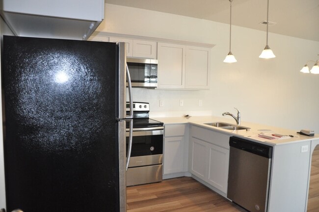 Building Photo - 3 bedroom, 2 bathroom house located in the desirable area of Saratoga Springs/ Lehi, UT