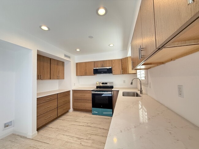 Building Photo - 500 Thunderbird Dr