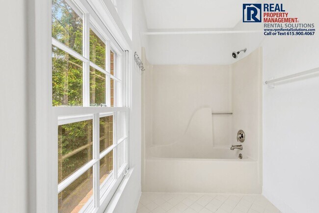 Building Photo - Beautiful Brentwood 3 BD home with attache...