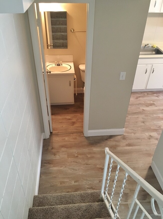 Building Photo - Cute updated 2 bed 1.5 bath Condo on S Cur...