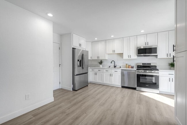 Building Photo - Beautifully remodeled single-story home in the heart of Solana Beach!