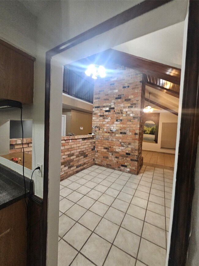 Building Photo - 4011 Alshire Dr