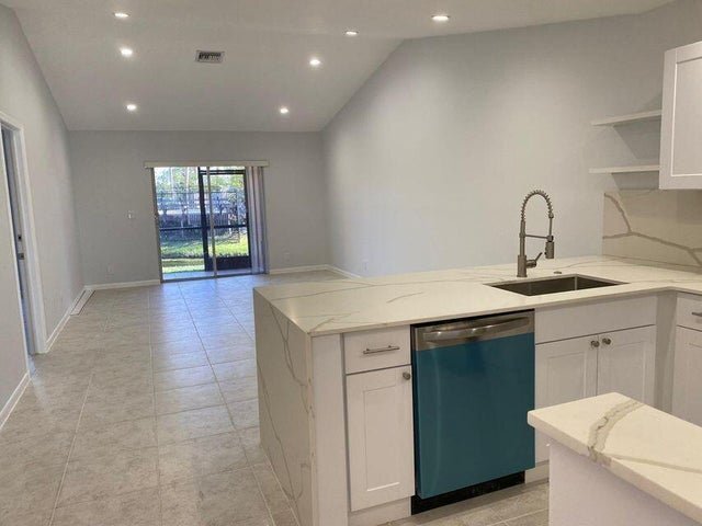 Building Photo - 9973 Three Lakes Cir